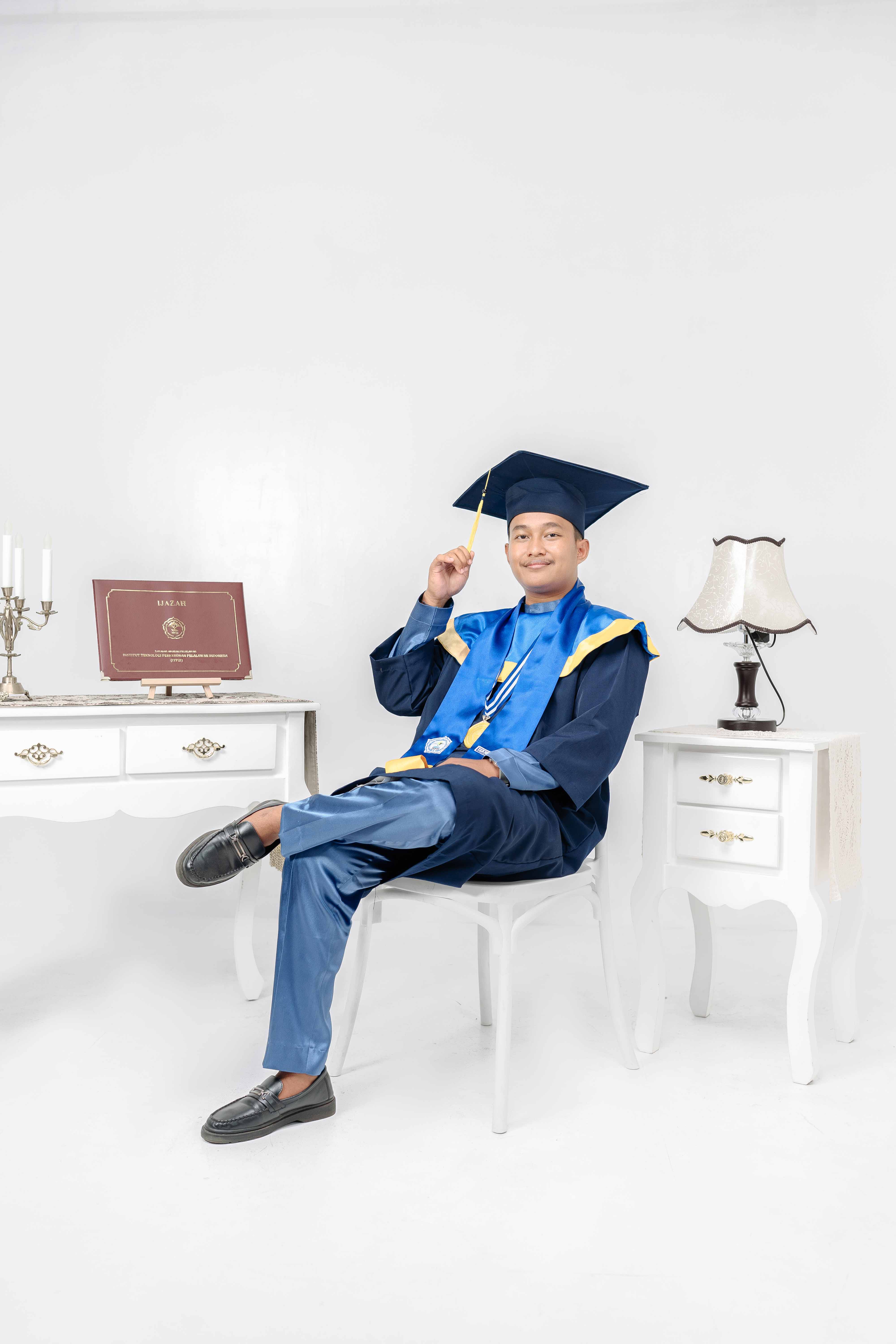 Wisuda Ari
